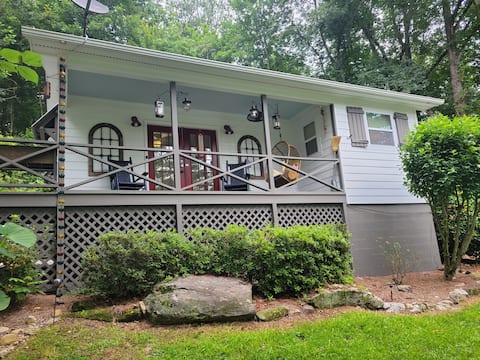 Top Airbnb: Relax at this Classy 2br 2ba Clayton Cottage in Clayton