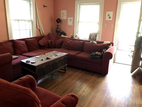 Cozy furnished bungalow in center of walkable town