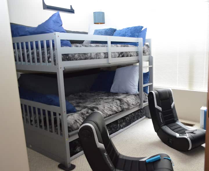Chumba cha 2 cha kulala kinalala 5.  Double over double set of bunk beds with a trundle below.  Gaming Room.