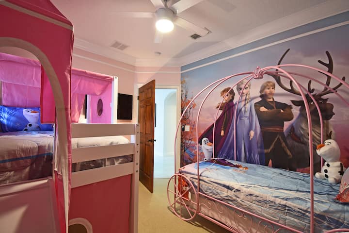 La habitación temática Frozen II tiene una cama de carruaje y una cama elevada en el castillo.