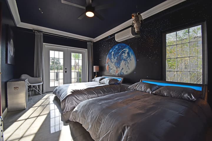 La habitación tiene 2 camas de tamaño completo y está adyacente al balcón envolvente con vistas a la piscina.