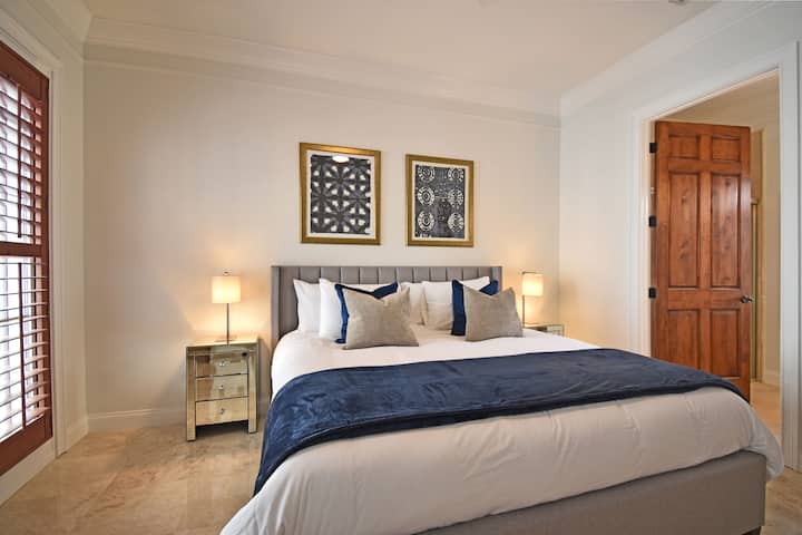 La suite principal de la segunda planta baja está junto al patio central y la cocina al aire libre.