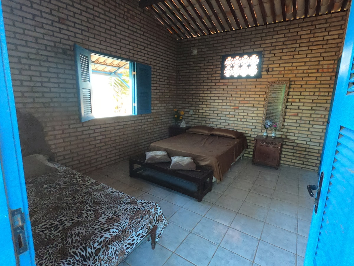 Espacio en la suite al aire libre n .º 04
Ambiente de dormitorio con una cama matrimonial y una cama individual.
Vista lateral de las dunas y frontal al césped.