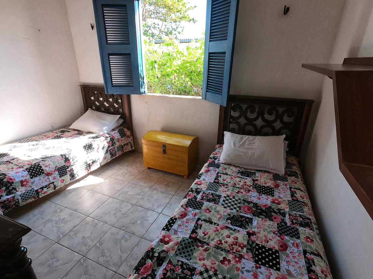 Espacio 06 - Casa -
Sala de entorno con dos camas de una plaza, con vistas a las suites externas n .º 01, 02 y 03  - 