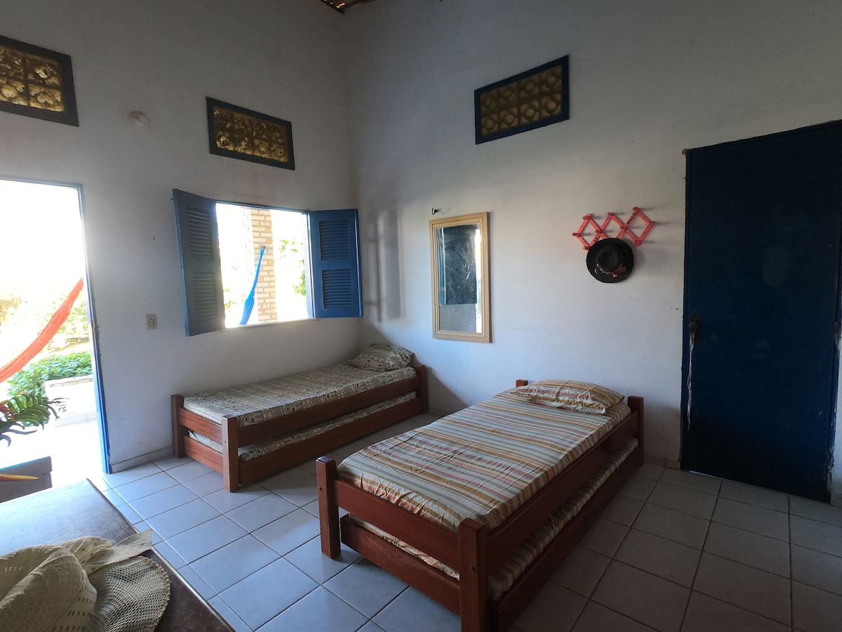 Espacio en la suite al aire libre n .º 02
Sala de entorno con dos camas dobles.