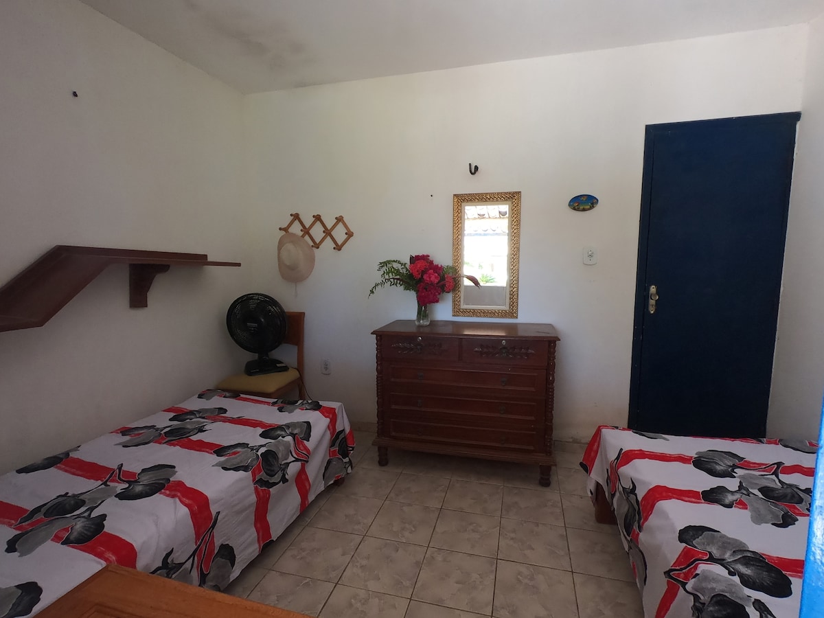 Espacio 06 - Casa -
Sala de entorno con dos camas individuales - 
Vista al jardín/terraza