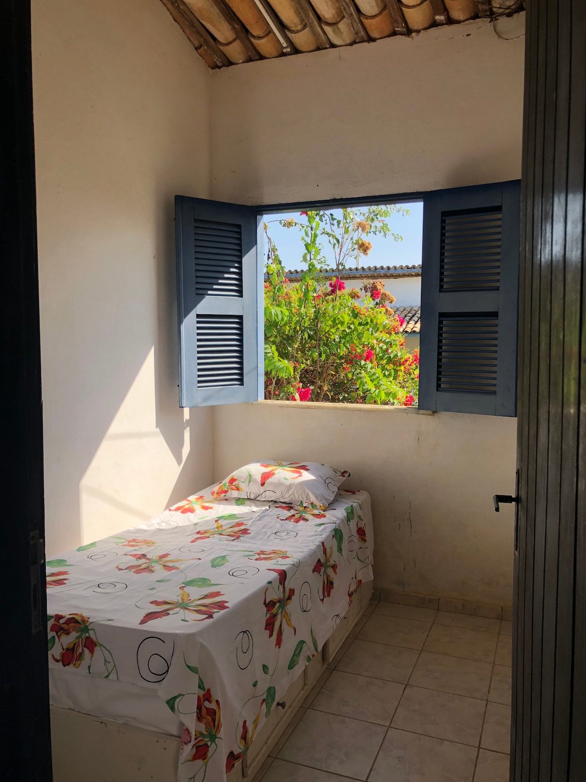 Espacio 06 - Casa -
Sala de entorno con una cama de una plaza, con vistas a las suites externas n .º 01, 02 y 03  - 