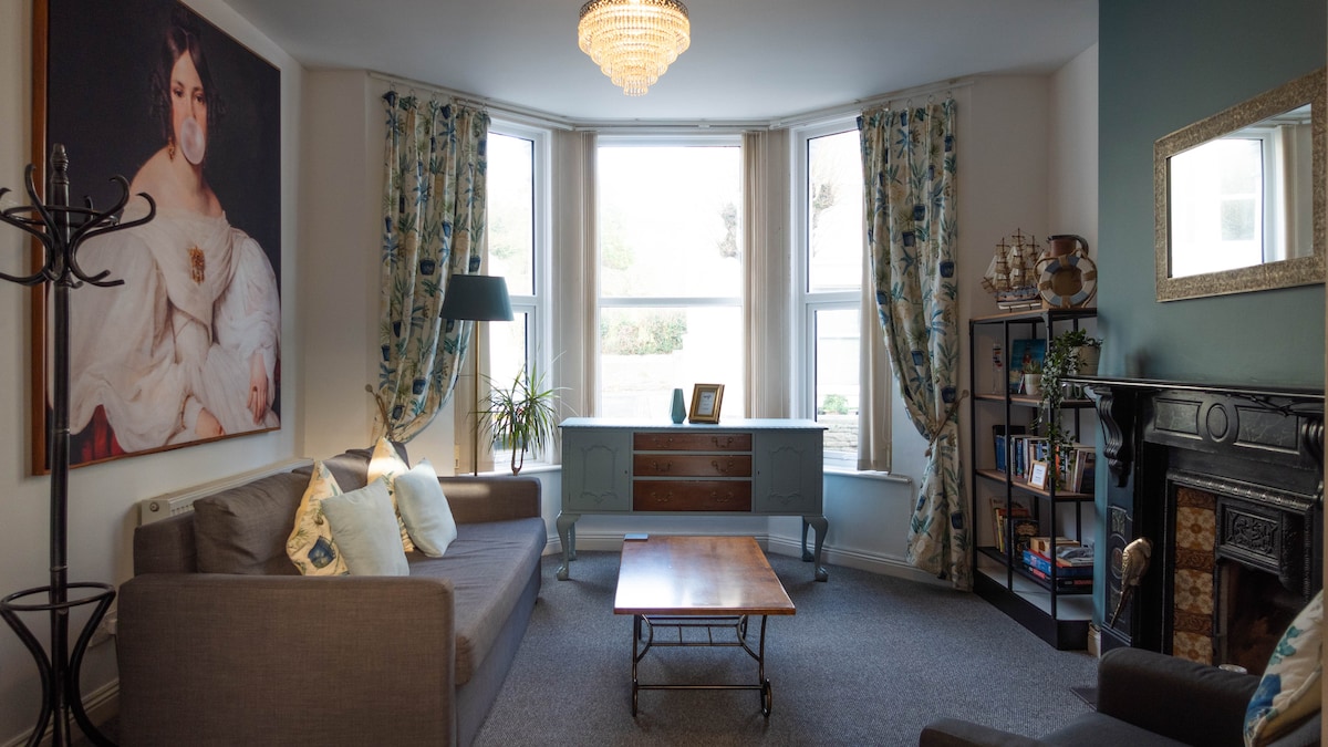 Popular Airbnb listing: 1 Bed Apt (sleeps 4) seconds from the Seafront in Maker With Rame