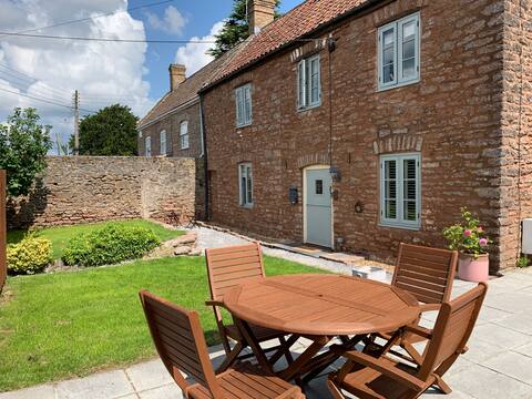 Sunny 4-bedroom cottage with South facing garden
