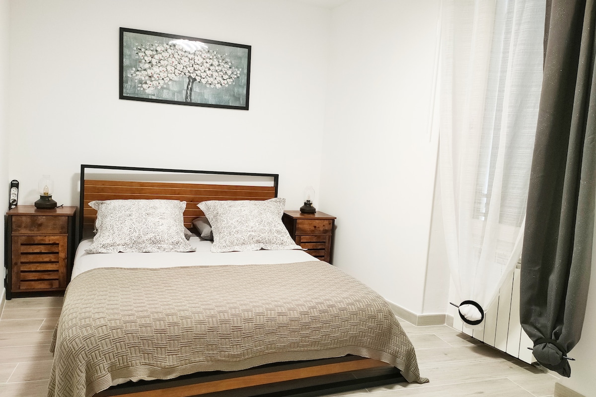 חדר שינה עם מיטת קווין סייז 160x200 וארון מובנה