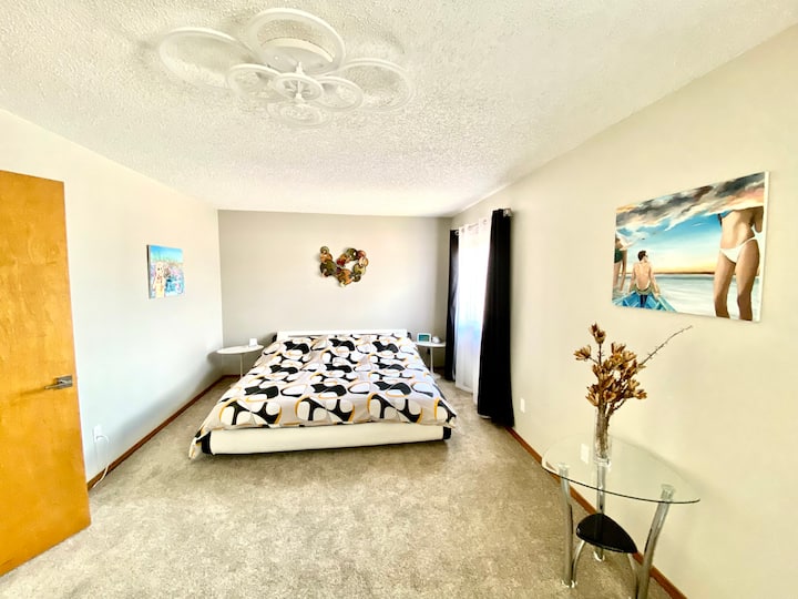 Chumba Mahiri  cha kulala - Kitanda cha ukubwa wa King
Utapenda mandhari nzuri ya mlima kutoka dirishani!
