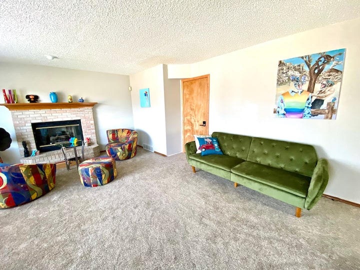 Furahia eneo zuri la familia karibu na mahali pa kuotea moto ukisikiliza sarufi. 