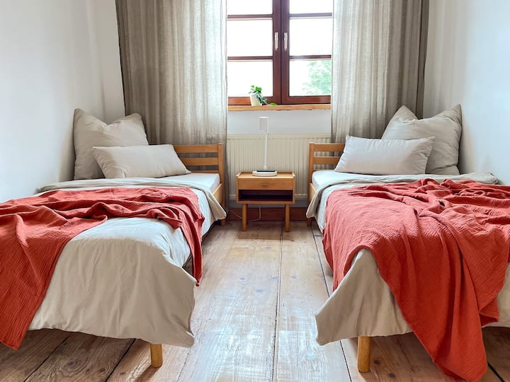 Chumba cha kulala 2 na vitanda viwili vya mtu mmoja kila sentimita 100 x 200 sentimita (pia inaweza kutumika kama kitanda cha watu wawili ikiwa ni lazima)