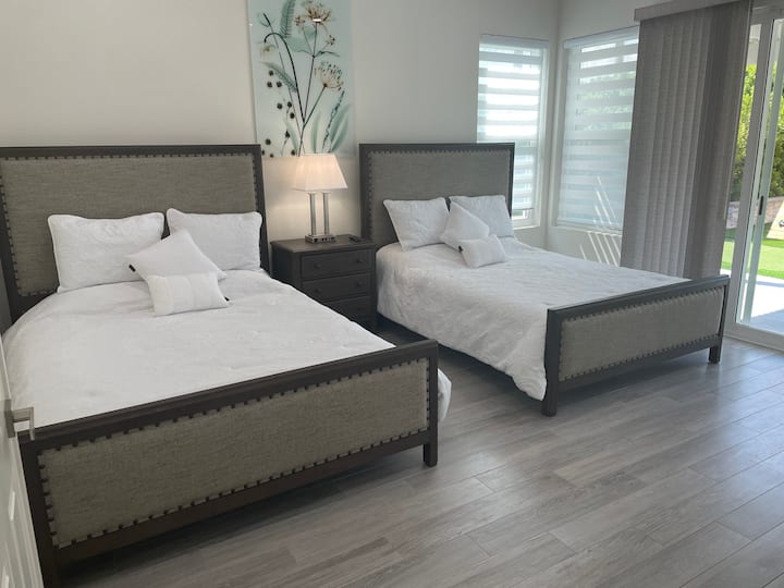 Главна спална соба со 2 брачни кревета