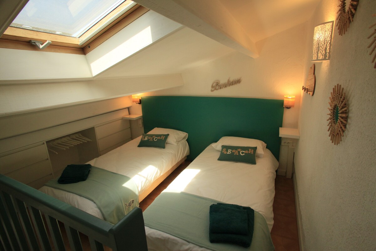 Smaragdová izba je otvorená po schodoch.