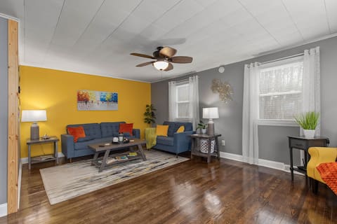 Newly Renovated, Brand New Furnishings, King Bed!