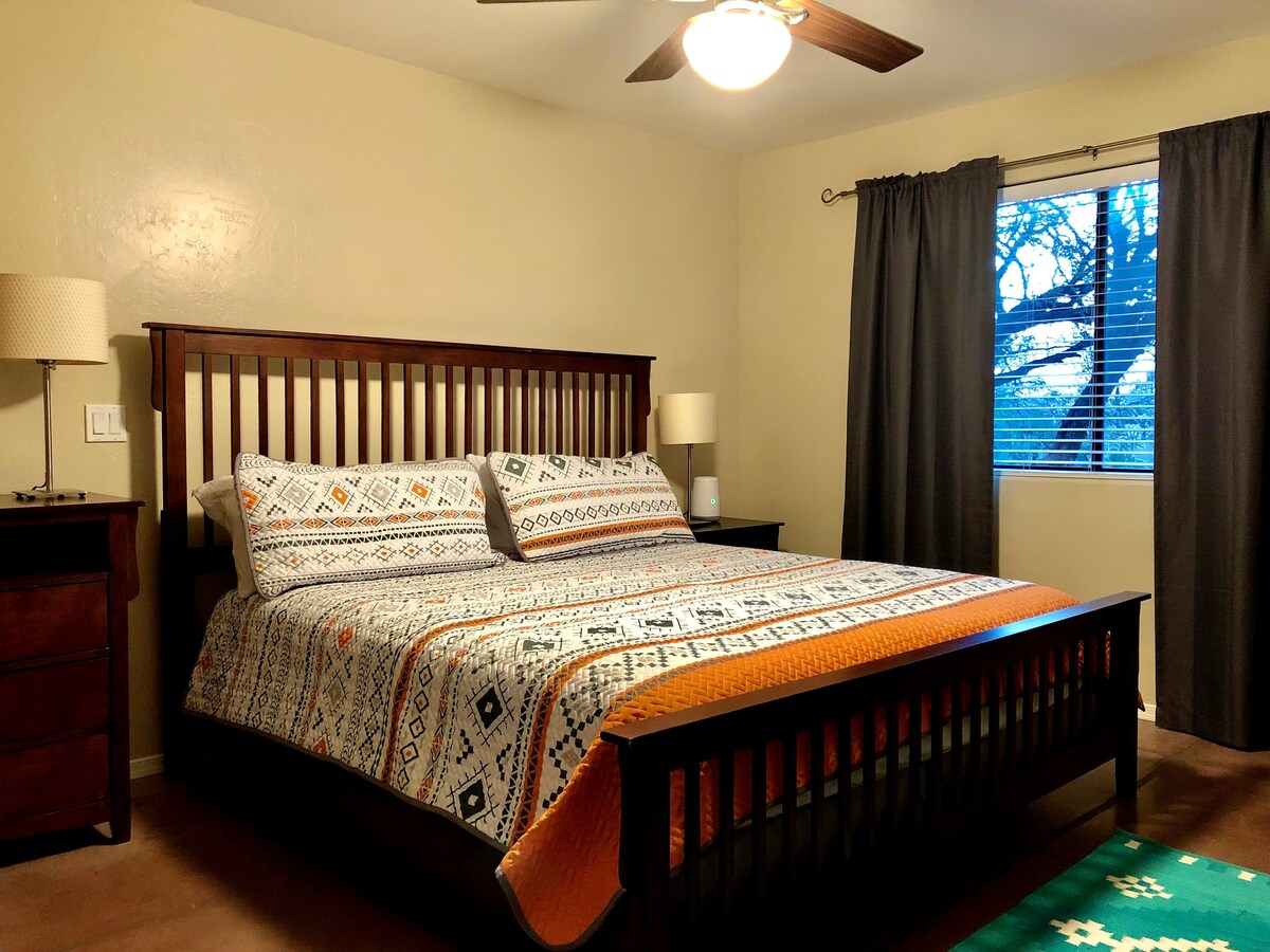 主卧配有豪华加大双人床垫，可俯瞰后院和柠檬山的美景。 