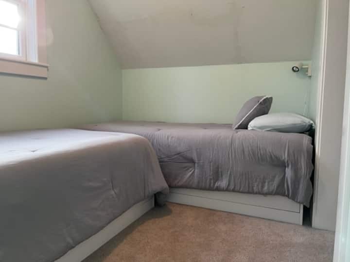 Se accede a este dormitorio a través del dormitorio n.º 3, y es ideal para que los niños duerman.