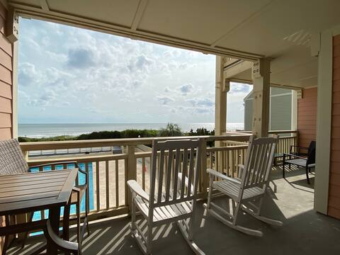 Bright & Beachy Oceanfront Condo: Linens included!