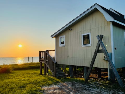 Waterfront Cottage, 2 Br 1Bath, gorgeous sunsets!