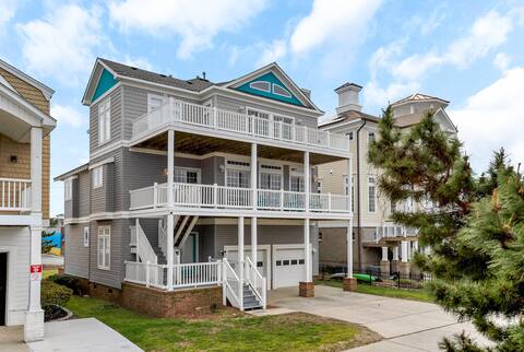 Perfect Beach Home w/ Ocean Views! Sleeps 10!