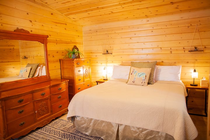 ห้องนอนใหญ่อยู่ชั้นบนเตียงคิงไซส์ตรงข้ามเตียงลอฟท์และเตียงควีนไซส์ (ไม่มีผนังแยกเตียง)