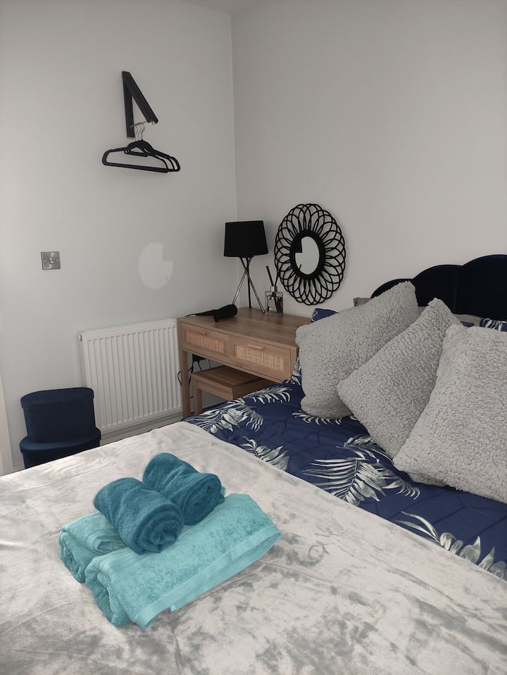 Druhá spálňa s luxusnou manželskou posteľou King a posteľnou bielizňou.