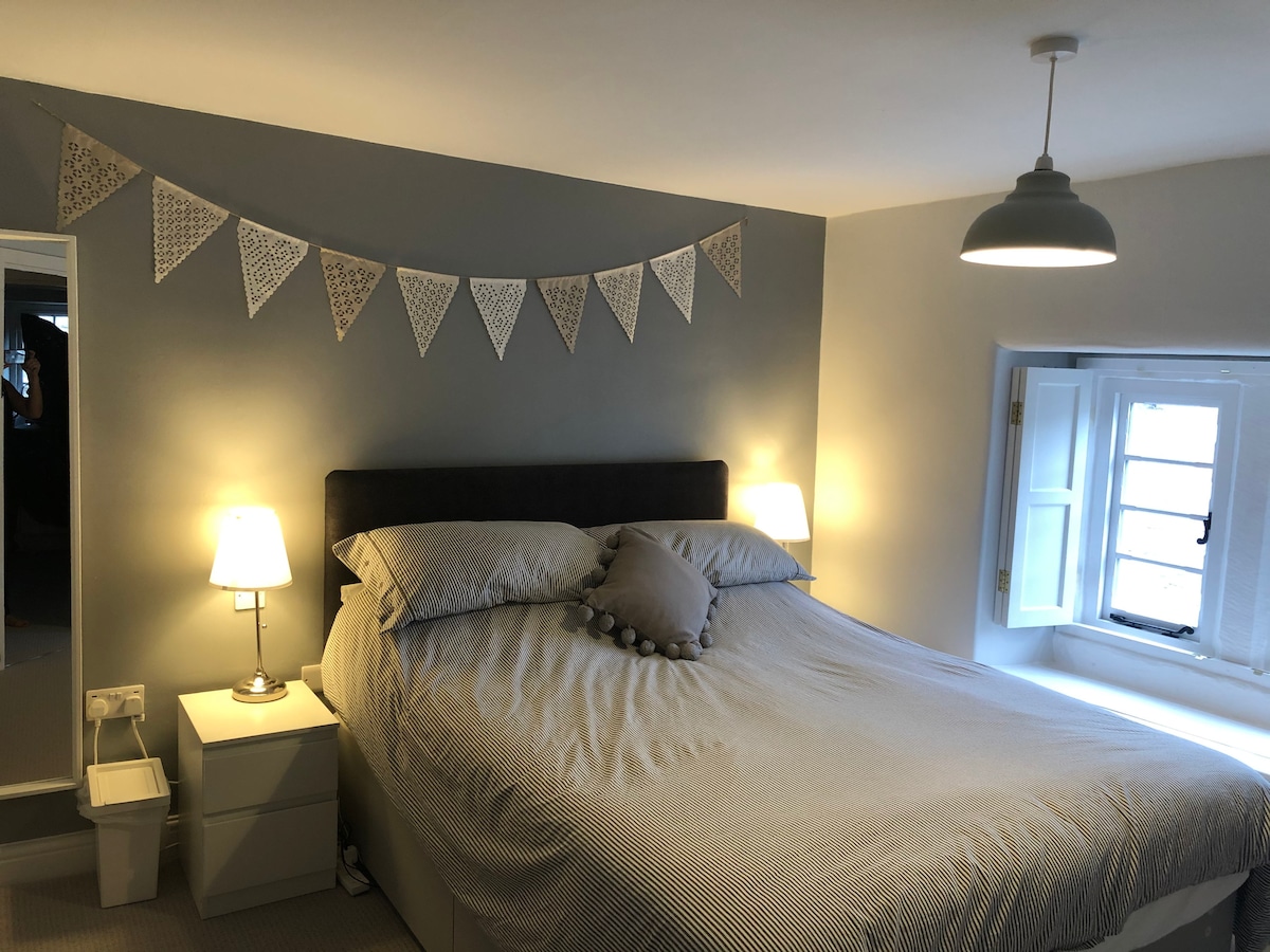 غرفة نوم رئيسية بسرير كبير وحمام داخلي