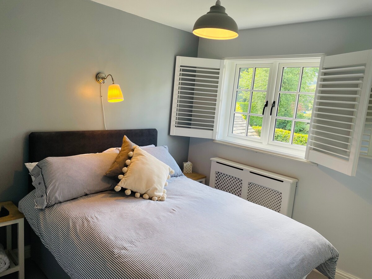 غرفة النوم الثانية - سرير مزدوج مع خزانة ملابس مدمجة وإطلالة على الحديقة