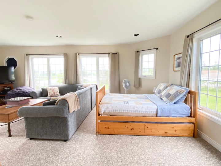 ห้องโบนัส/ห้องนอนที่ 5 - ชั้น 2

เตียงแฝด 1 หลัง, เตียงคู่ 1 หลัง, เตียงคู่ 1 หลัง