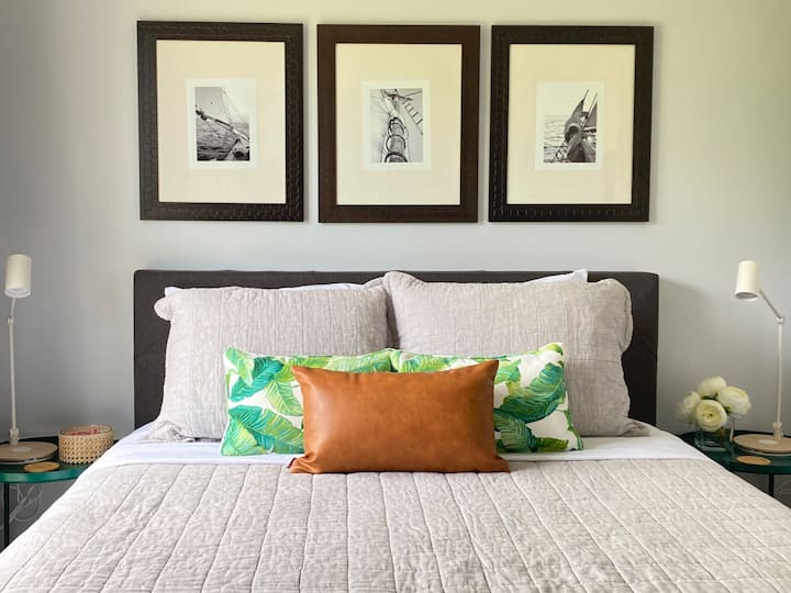 ห้องนอนชั้นหลัก - เตียงควีนไซส์