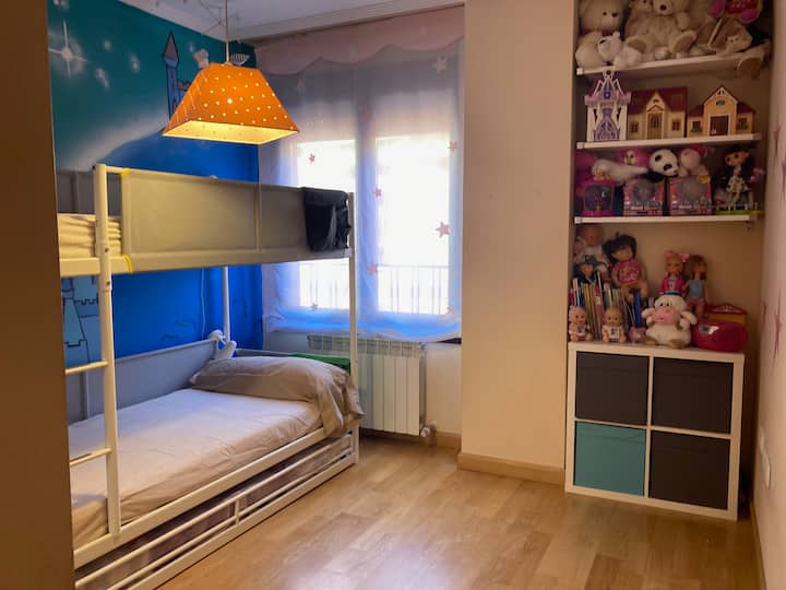 Pogled na sobu s trokrevetnim krevetom na kat (krevet na razvlačenje ispod donjeg kreveta)