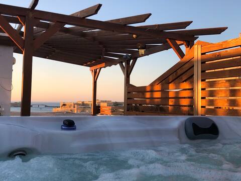 BBQ & hottub on roof with views in historic 3cites