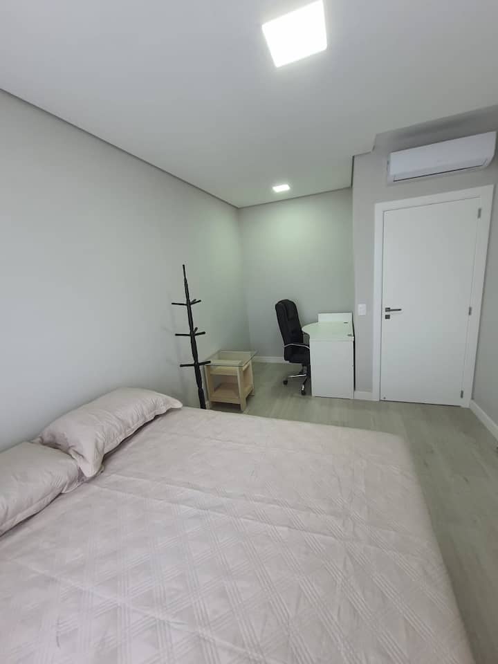 Quarto com cama de casal nova e ar conditioned.