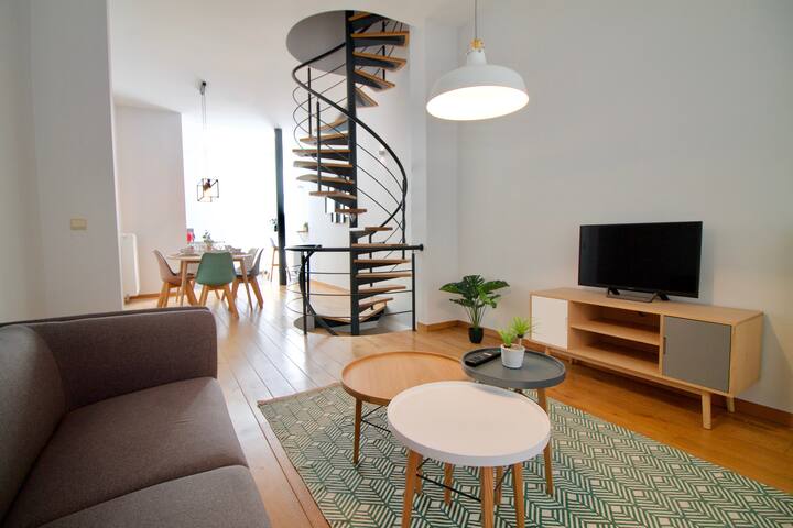 ★ Grand Place Amazing 3BR Triplex ★ Great Location gallery image 2