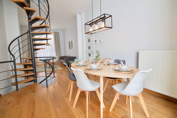 ★ Grand Place Amazing 3BR Triplex ★ Great Location gallery image 3