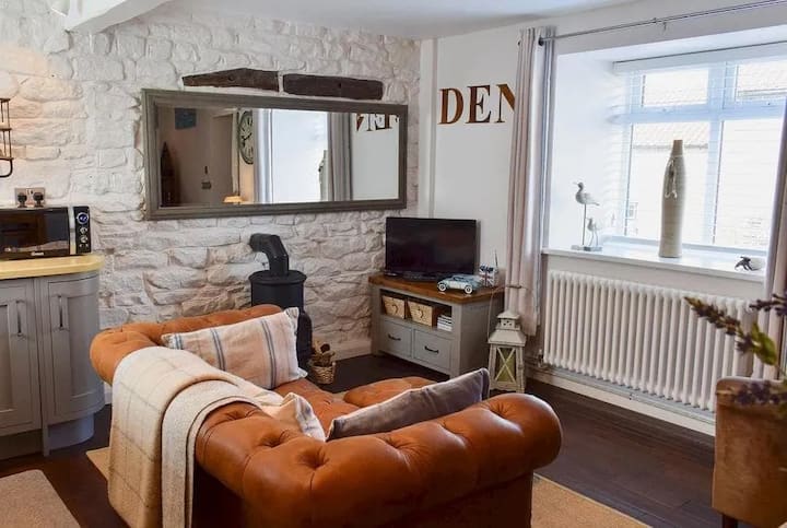 The Den, Beautiful 2-bedroom Cottage - Whitby