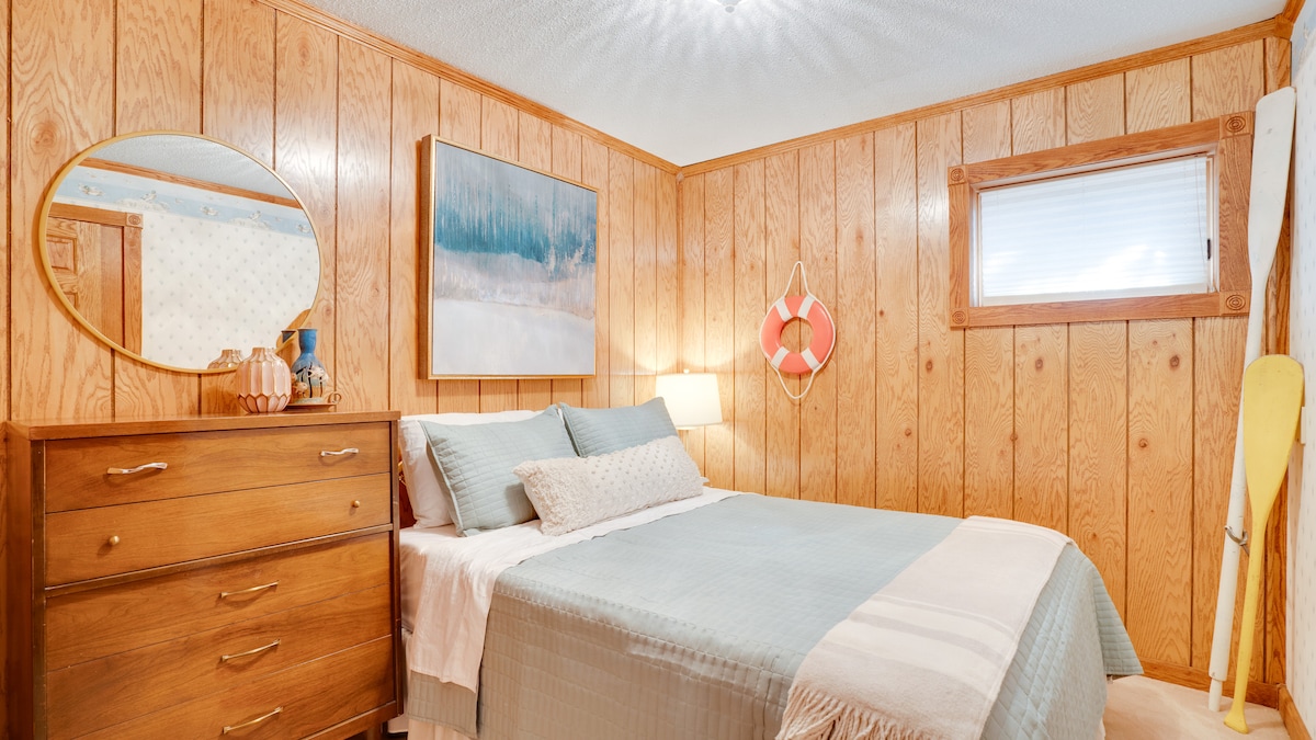 El dormitorio #3 tiene una cama tamaño queen y está ubicado en el primer piso.