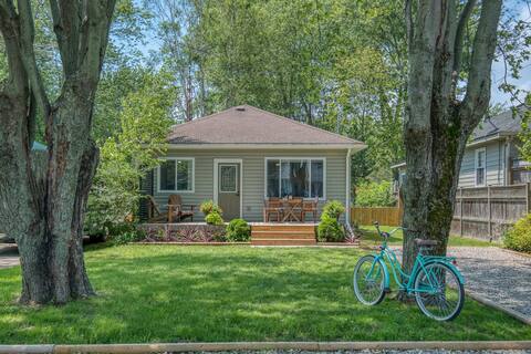 Cheerful 3 bedroom cottage just steps to the beach
