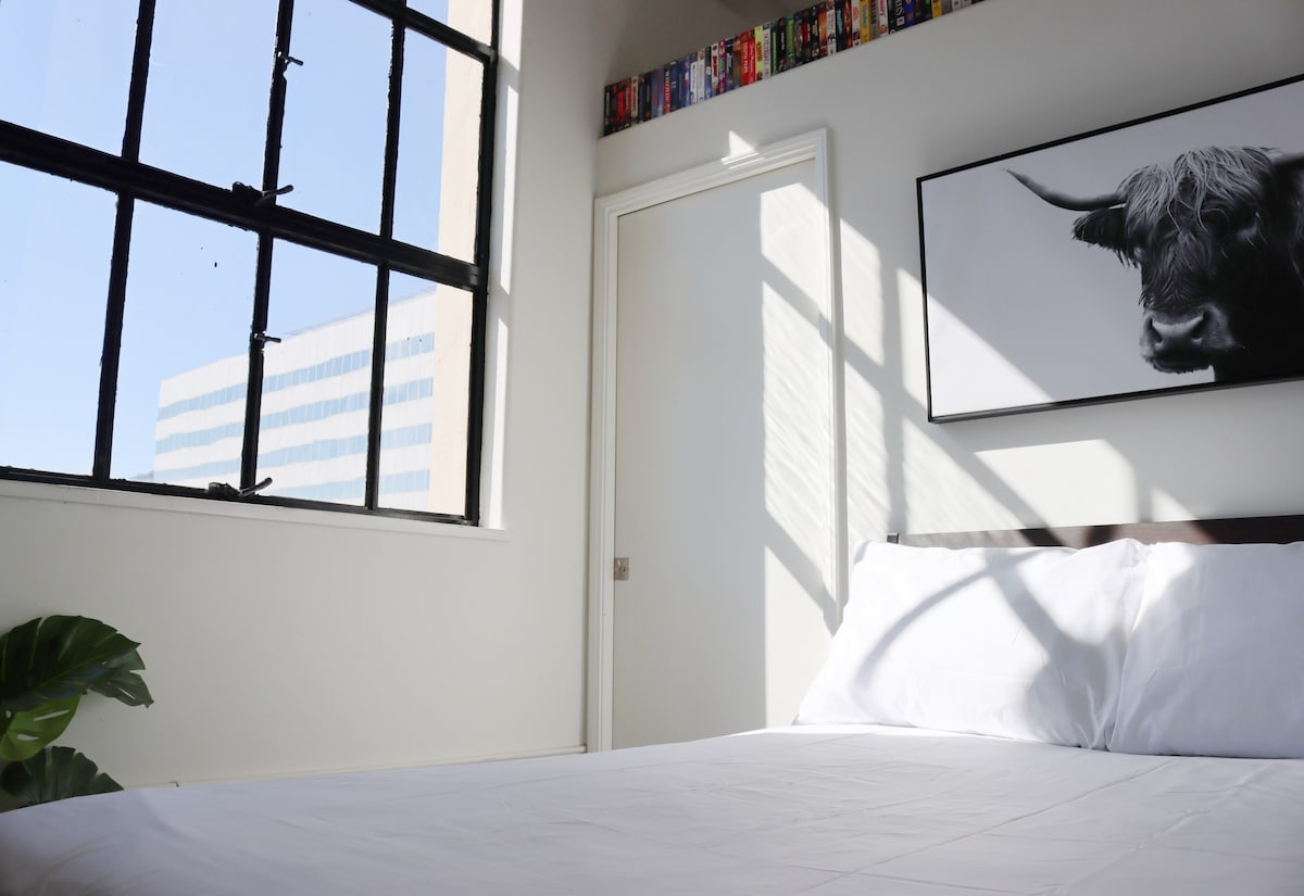 清晨醒来时，您可以欣赏到充满美丽的清晨阳光的市中心美景。