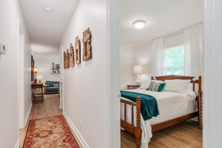 El lindo pasillo muestra la ubicación del dormitorio del pasillo con una cama de tamaño completo. Este dormitorio está justo al otro lado del pasillo del baño