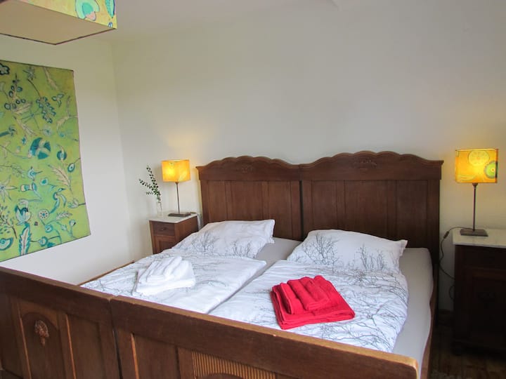 Dormitorio equipado con muebles históricos