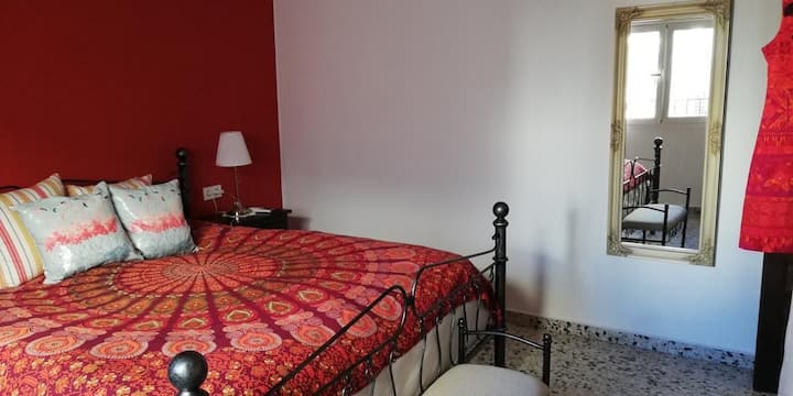 Chumba kikuu cha kulala cha ghorofa ya kwanza (kitanda chenye upana wa sentimita 180) 