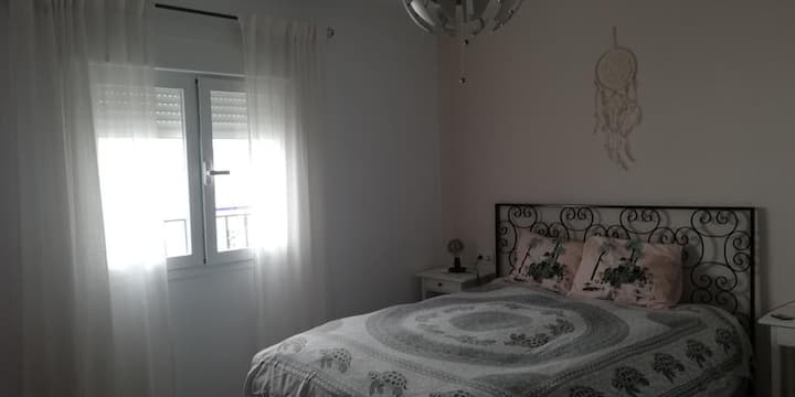 Chumba cha kulala cha ghorofa ya kwanza (kitanda chenye upana wa sentimita 160) 