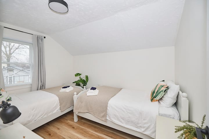 Sovrum #3 med 2 enkelsängar och mörkläggningsgardin