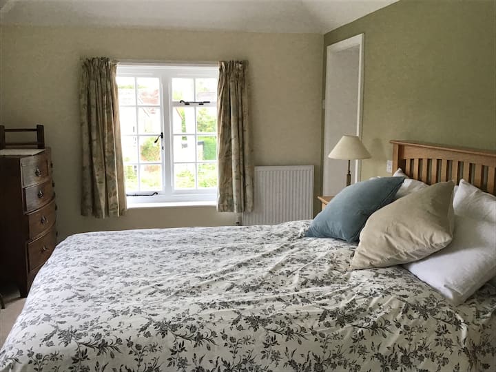 Glavna spavaća soba ima dvostruki aspekt s privatnom dnevnom boravkom u garderobi i kupaonicom