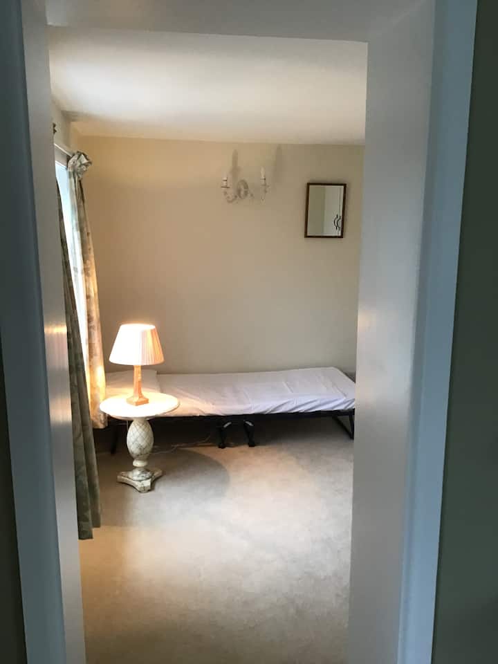 Garderoba pored glavne spavaće sobe s krevetom na rasklapanje ili putnim krevetićem za dijete