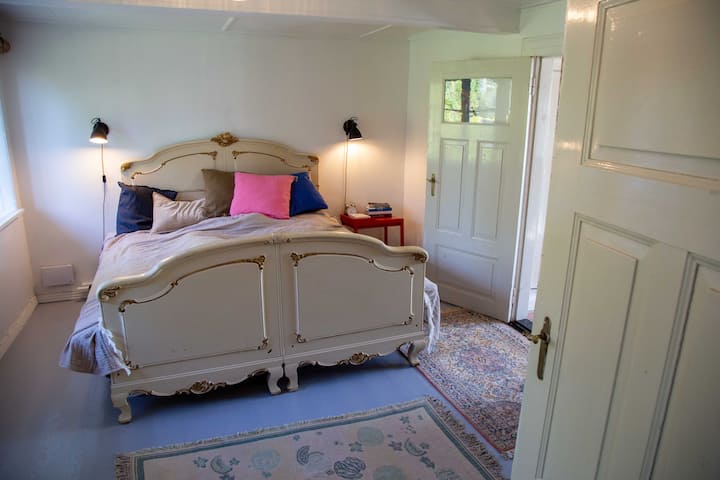 Luksuriøst soveværelse med fransk vintageseng
