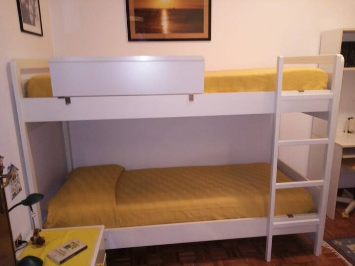 Spavaća soba s krevetom na kat