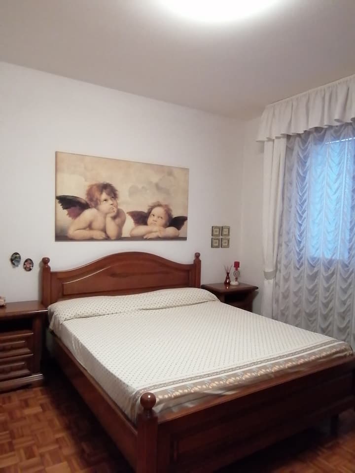 Spavaća soba s bračnim krevetom